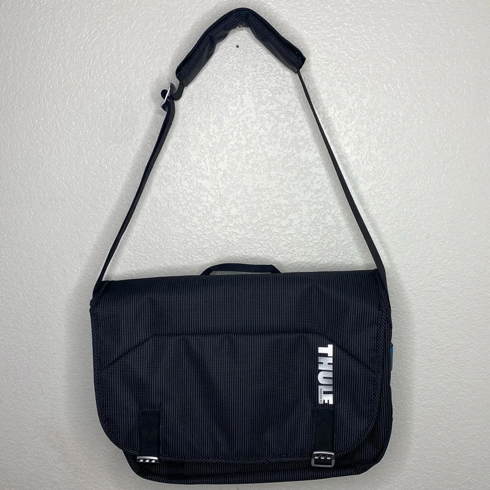 Thule Crossover Black Messenger Bag NWOT